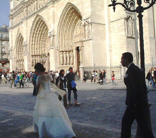 Bride & groom in front of Notre Dame.